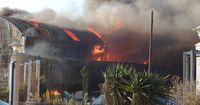 Un incendio en Almería deja una columna de humo negro visible en toda la ciudad