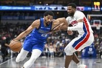 Dinwiddie and Washington lead Mavericks past Pistons 123-117, ending 4-game losing streak