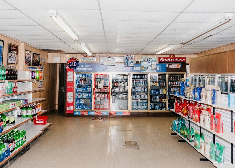 Jerry, eski marketinde, Evart'ın fabrika işçileri için 1 litrelik bira şişelerini buzlu göstermesi gibi, işinden kâr elde etmenin yeni yollarını hayal etmeyi severdi. İşle geçen bir günün ardından Marge'la birlikte gece yarısı dükkânı kapatır ve ormanın kıyısındaki evlerine giderlerdi.