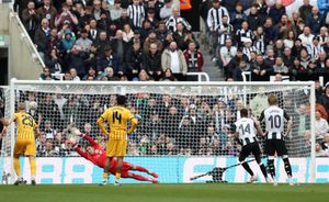 Danny Welbeck Sends Brighton Into FA Cup Quarters