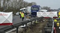 Schwerer Unfall auf A93: Lkw durchbricht Mittelleitplanke