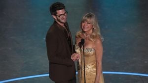 Andrew Garfield And Goldie Hawn Share Touching Moment At 2025 Oscars