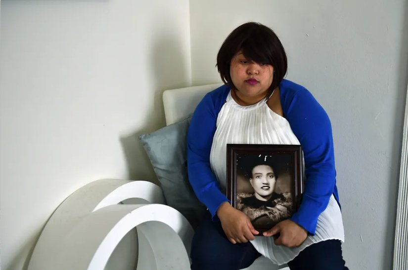 Henrietta Lacks'in torununun çocuğu, onun fotoğrafıyla poz veriyor.Tıbbi araştırmalarda kullanılan HeLa hücre çizgisi, Lacks'ten alınan dokudan elde edildi.