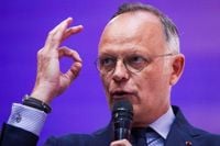 TRT World - Ex-PM and Macron ally calls for early election to avoid 'collapse' of France