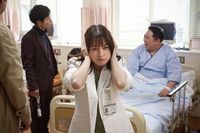 橋本環奈主演『天久鷹央の推理カルテ』きょう初回放送　アニメ版声優・佐倉綾音がゲスト出演｜ウーマンエキサイト