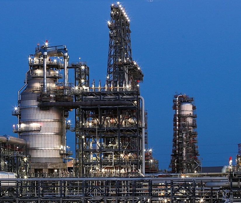 Bir vakum distilasyon kolonu (soldaki büyük yapı).