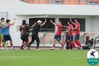 '이동경 1골 1도움' 김천, 10명 뛴 포항 2-0 꺾고 파이널A 확정