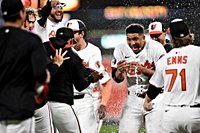 Bae Ji-hwan of the Pittsburgh Pirates came out as a pinch runner, but he didn't do much.Bae Ji-hwan .. - MK