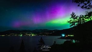 Northern Lights Light Up Thanksgiving Skies Over US