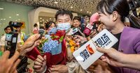 Watch: Zhao mobbed by fans in China as new world champion makes hero's return home