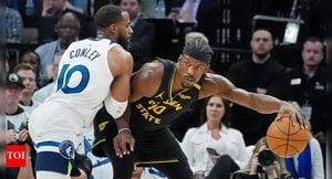 Warriors Edge Timberwolves In Game 1 Despite Curry Injury