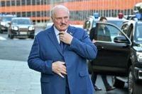 Стало известно, с кем Лукашенко приехал на парад Победы