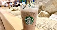 【スタバ×スヌーピー】新作『ジョー カインド スヌーピー キャラメル チョコレート オーツミルク フラペチーノ』はコラボカフェ気分が味わえてオススメ