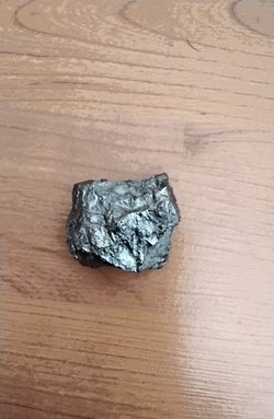 Issiz sayılabilecek bir yerde dolaşırken böyle bir taş buldum bunun ne olduğunu bilenler cevap verebilir mi?