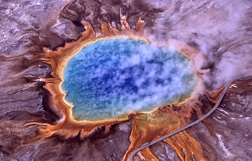 Arkelerin yaşamayı sevdiği ve ilk keşfedildikleri ekstrem sıcaklık, tuzluluk, asidite gibi değerlere sahip olan ortamlardan birisi... Fotoğraf, Yellowstone Ulusal Parkı'ndaki Grand Prismatic Spring'e ait...