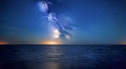 Spinoza’nın katı determinizmi ile modern fizikteki nedensellik anlayışı arasında bir paralellik kurmak mümkün mü?