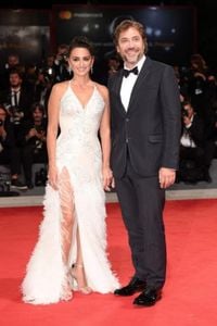 Javier Bardem and Penélope Cruz stun fans at Bad Bunny concert in Puerto Rico | The Express Tribune