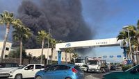 Incendio a Caivano vicino Napoli, fiamme e fumo nero visibile per chilometri: paura per la nube tossica