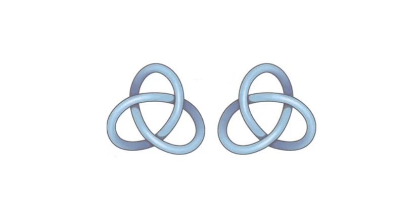 Düğüm Teorisi'nde, düğümler bir segmentin uçlarının kusursuz bir şekilde birleştirilerek kapalı bir döngü oluşturulmasıyla meydana gelir. Düğümler daha sonra segmentin kendisini kaç kez ve nasıl kestiğiyle karakterize edilir. Temel döngüden sonra en basit düğüm, ayna görüntüsü dışında tam olarak üç kesişmeyle oluşturulabilen tek düğüm olan üç yapraklı düğümdür.