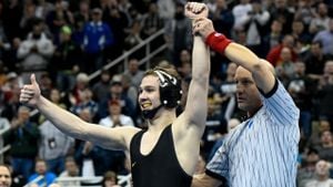 Iowa Hawkeyes Edge Oklahoma State Cowboys 21-16