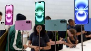 Apple Faces $900 Million Costs From Tariffs