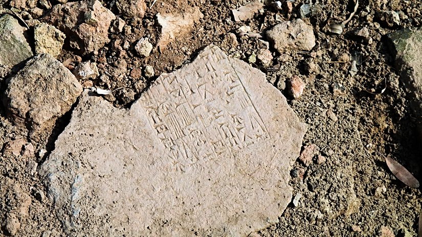 Kil ve taş tabletler zamanın tahribatına papirüsten daha iyi dayanabilseler de, genellikle parçalanmış halde bulunurlar ve önemli bağlamları eksik olabilir.