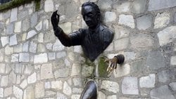 Çoğunlukla Boşluklardan Oluşmamıza Rağmen Neden Bir Duvardan Geçemeyiz?