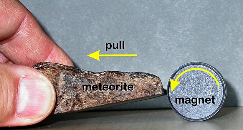 Bu konuda etkili bir yöntem, silindirik bir mıknatısı bir kenarı boyunca düz ve sert olduğundan emin olduğunuz bir yüzeye koyup, meteorit olduğunu düşündüğünüz taşı ona yavaşça yaklaştırmaktır. Eğer elinizdeki taş manyetikse, silindir mıknatıs ona doğru yuvarlanmaya başlayacaktır.