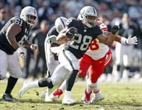 Ex-NFL running back Doug Martin dies during struggle with Oakland police