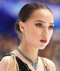 “２人のザギトワ”胸元大胆露出のミニスカ白コーデ衣装公開「非現実的」「美しくセクシー」