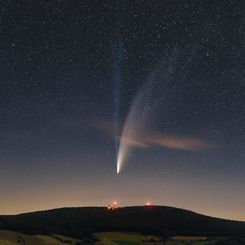 NEOWISE Kuyruklu Yıldızının Uzun Kuyrukları