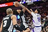 De’Aaron Fox (31) delivers in clutch as Spurs slow Jazz