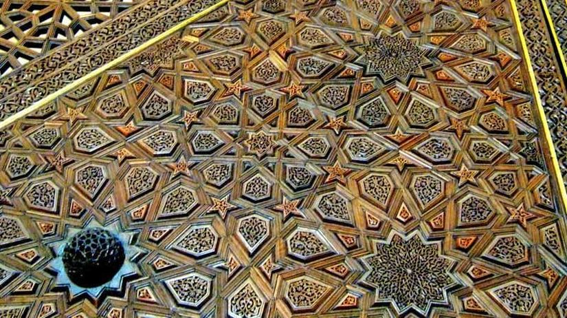 Caminin muhteşem kündekari minberindeki işlemelerin detaylı görünümü. Bu minber, tarihi olduğu kadar işçiliği ve sanat değeri açısından da eşsizdir. Öyle ki, minberin tek bir panelini bir sanat müzayedesinde satışa çıkarsanız, onlarca milyon dolara alıcı bulması kaçınılmazdır.