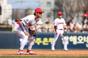 KIA Tigers Triumph Despite Kim Do-young's Injury In Season Opener