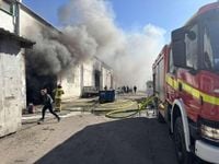 Pożar hali w Nowym Dworze Mazowieckim. Jedna osoba poparzona. Pilna ewakuacja pracowników