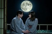 芳根京子と本田響矢が月をバックに初キス　『波うららかに、めおと日和』新婚旅行で急接近