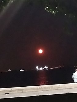 Ay neden kırmızı görünüyor?