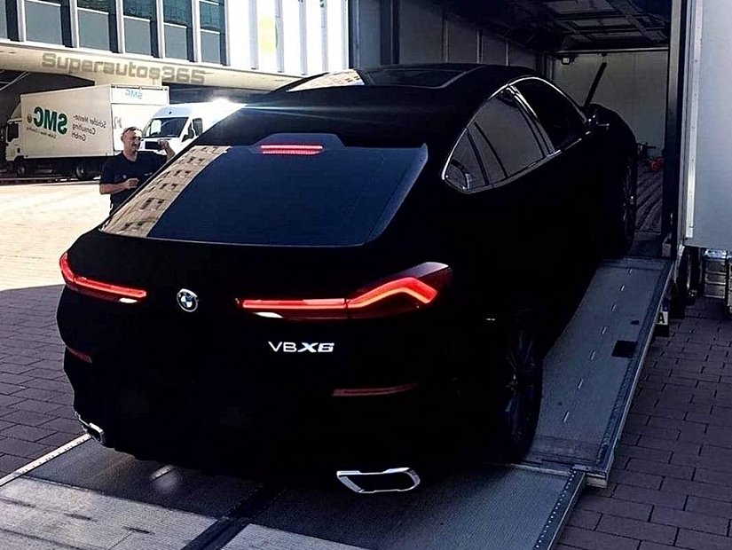 Vantablack benzeri bir kaplama ile örtülü olan araç, derinlik ve detay algısını kaybettirerek tasarımın sınırlarını zorlayan bir görsel deneyim sunmaktadır. Bu görüntü, Vantablack'in ışığı emme kapasitesinin ve estetik potansiyelinin etkileyici bir örneğidir.