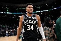 Giannis Antetokounmpo believes he’ll be out 4-6 weeks with injury in Bucks crusher: ‘It’s concerning’