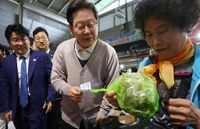 배우 이관훈, 이재명 후보 등록에 동행…