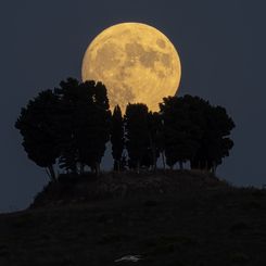 Toskana Üzerinde Bir Hasat Dolunayı