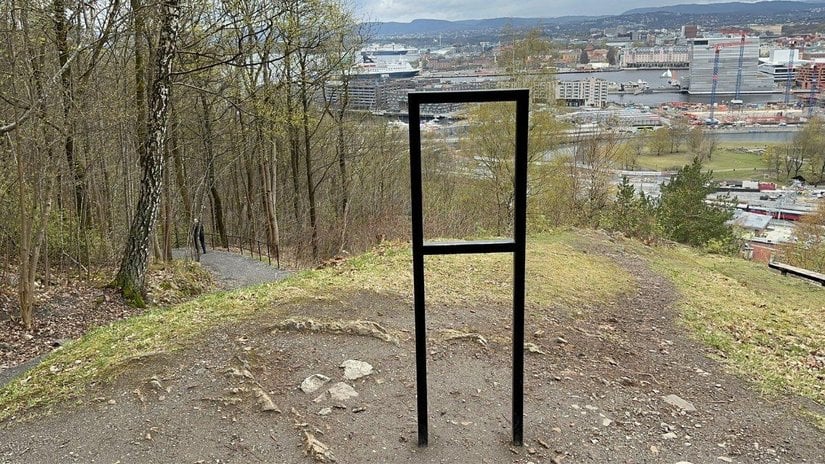 Fotoğrafınızdaki boş siyah çerçeve sıradan bir seyir çerçevesi değil; Marina Abramović’in 2013 tarihli The Scream adlı yerleştirmesinin kalıcı parçası. Çerçeve, Munch’un Çığlık’ıyla ilişkilendirilen Ekeberg manzarasına bakıyor ve Munch’un tablosundaki çerçeveyle aynı biçim ve ölçülerde tasarlanmış.
