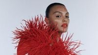 Paloma Elsesser rinde homenaje al dandismo negro con un vestido rojo de plumas en la MET Gala 2025