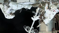 NASA Astronotları McClain ve Ayers, Başarılı Uzay Yürüyüşü Sonrası Uzay İstasyonuna Döndü.