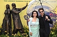 Marking 30th year of Yash Raj Films’ historic blockbuster, Dilwale Dulhania Le Jayenge (DDLJ), King of Bollywood Shah Rukh Khan and Kajol unveil bronze statue of Raj & Simran at London’s Leicester Square - London TV