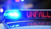 Auto kracht in Münchner Trambahn-Haltestelle – drei Schwerverletzte