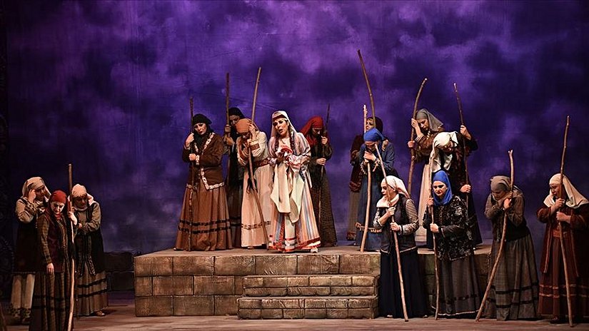 (Üzeyir Hacıbeli'nin Köroğlu operasından bir kesit.)