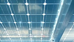 İlk Görünmez Güneş Paneli: Tarihi Yapılar için Yenilikçi Enerji Çözümü.