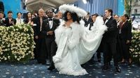 81-year old actress Diana Ross returns to Met Gala after 22 years, flaunts an 18-foot feathered cape at the event