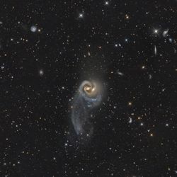 Arp 93: Kozmik Bir Kucaklama